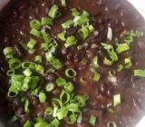 Delicia cremosa de frijoles negros con tocino y pimientos
