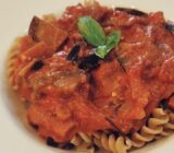 Descubre cómo preparar esta deliciosa salsa de berenjena y ricotta