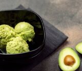 Licua aguacate congelado en la licuadora y consigue un helado saludable sin azúcar