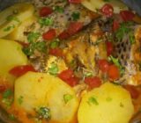 Pescado y patatas al horno para un almuerzo ligero y sabroso