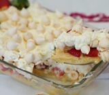 Postre con crema de fresa que se deshace en la boca, perfecto para el Día del Padre