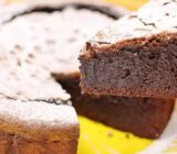 Tarta de brownie de chocolate súper cremosa y deliciosa