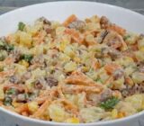 ¡A cualquiera que le guste la salchicha de Calabria, el tocino y las patatas le encantará esta receta de ensalada de patatas con pepperoni y tocino!