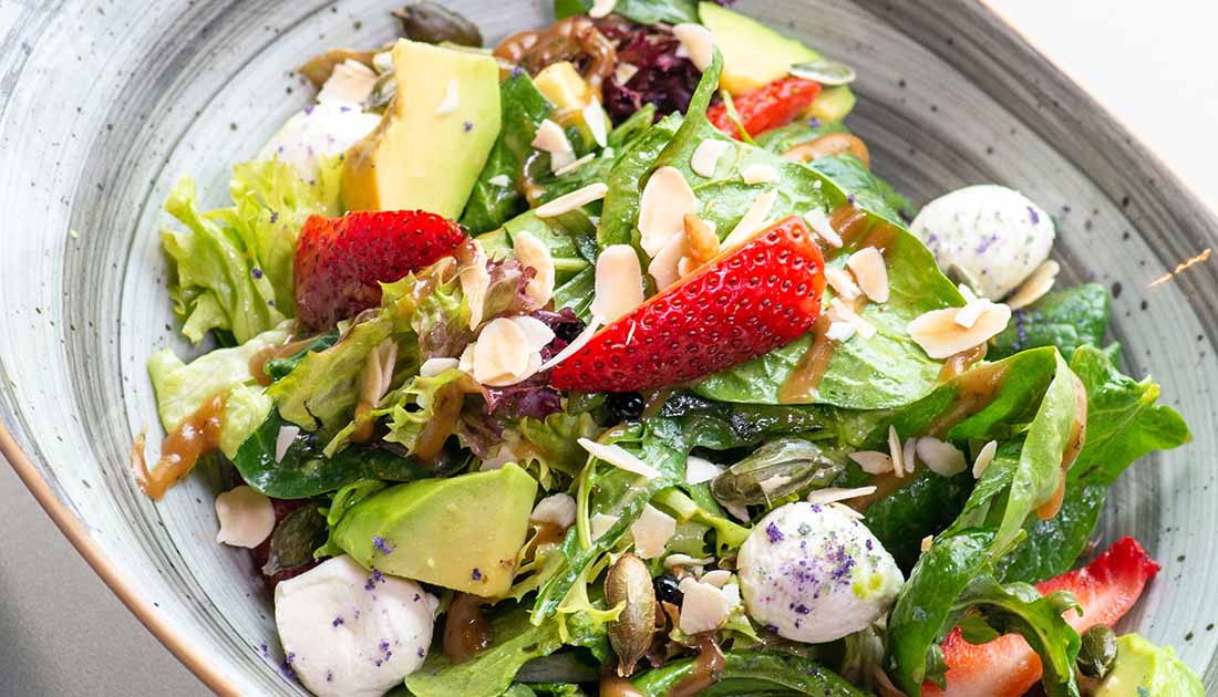 Ensalada de primavera con fresas